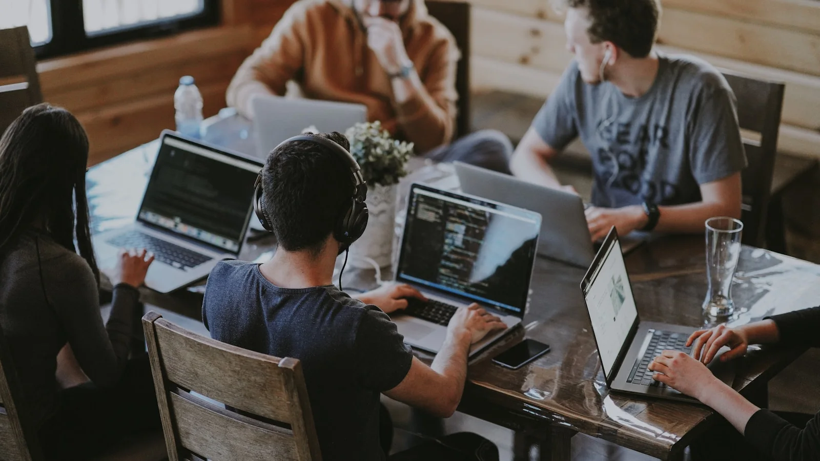 Zusammenarbeitendes Team, das digitale Aktualisierungen überprüft und freigibt